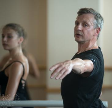 Dmitriy Shevtsov - Profesora de ballet